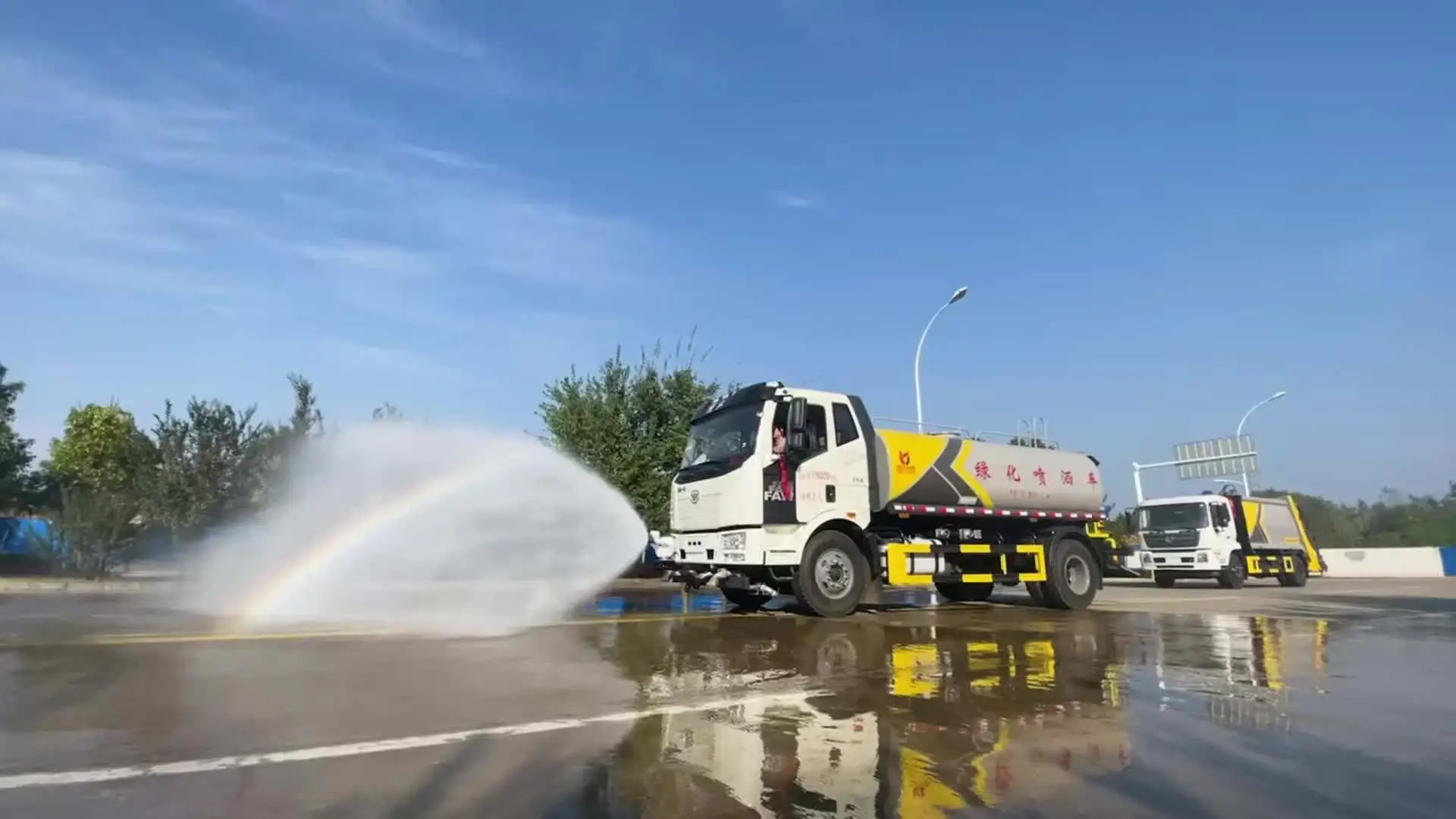 臺(tái)州灑水車出租公司、霧炮車租賃價(jià)格、支持日租月租長(zhǎng)期臨時(shí)均可、提供24小時(shí)響應(yīng)