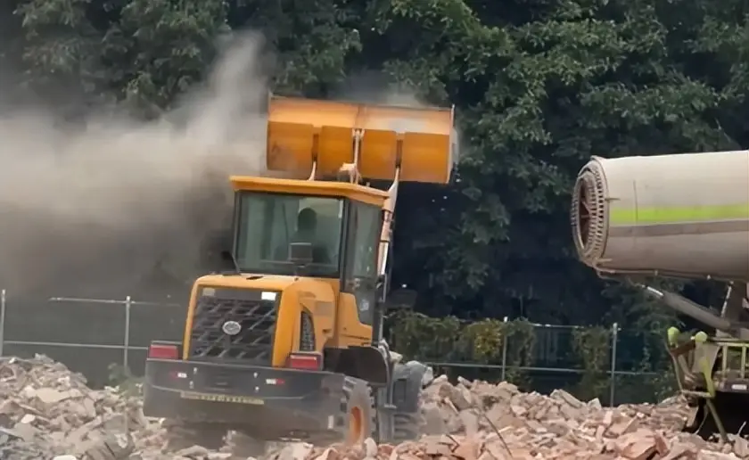 2026年第一個成語“揚(yáng)塵逼遷”，治理灰塵的霧炮車成沙塵暴制造機(jī)